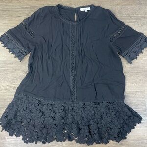 Lumie Women’s Black Lace Accented Ruffle blouse, size small